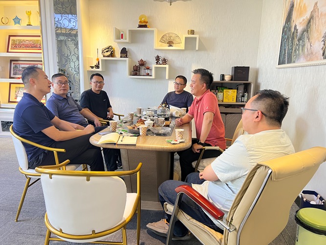 我院领导与唯康科技集团有限公司领导进行座谈.jpg 我院领导与唯康科技集团有限公司领导进行座谈.jpg