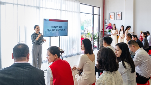 图为财经政法学院党总支副书记吴玲致辞.jpg 图为财经政法学院党总支副书记吴玲致辞.jpg